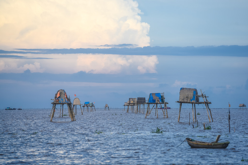 Đến Đồng Châu vào mùa mưa bão, thời tiết không ủng hộ nhưng nếu kiên trì, du khách sẽ được thưởng thức sự biến hóa kỳ ảo của bãi biển vào những thời khắc khác nhau. (Ảnh: Minh Sơn/Vietnam+)