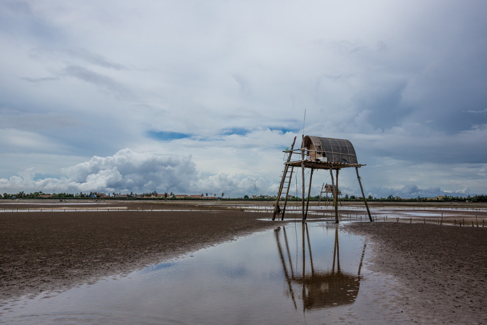 Biển Đồng Châu đẹp hoang sơ và hài hòa qua bàn tay nhào nặn của thiên nhiên và con người. Những chòi nuôi ngao ở đây được coi là 'đặc sản' tạo nên một bức tranh kỳ thú. (Ảnh: Minh Sơn/Vietnam+)