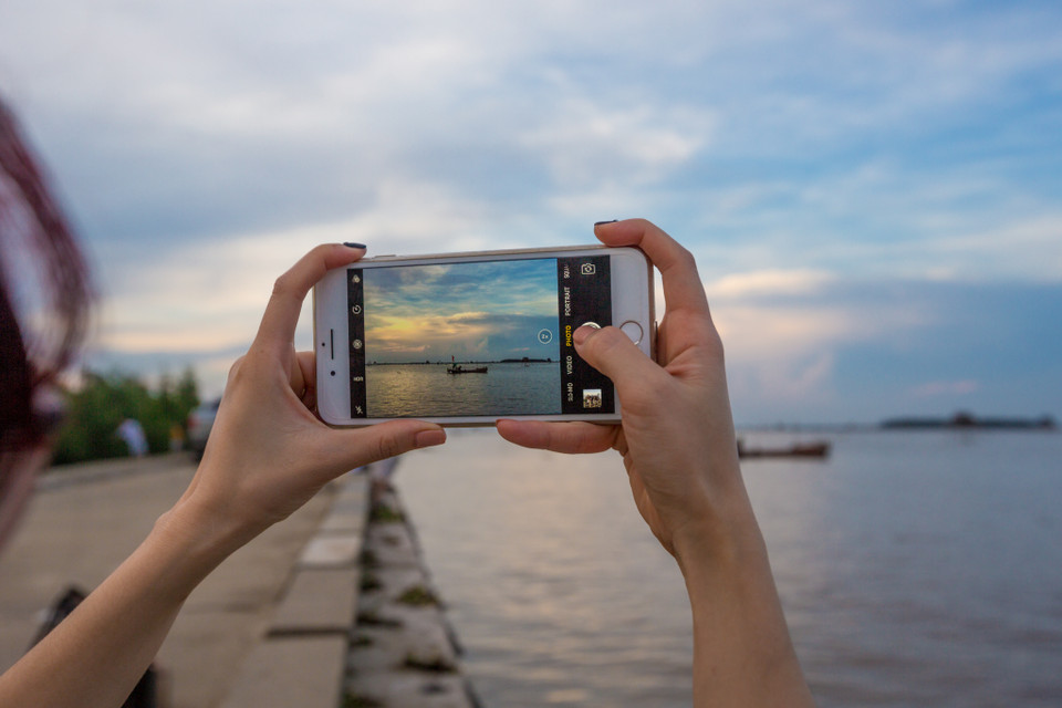 Nhiều du khách tận Hà Nội cuối tuần cũng lặn lội xuống đây chỉ để ngắm một hoàng hôn bãi biển đẹp mê hoặc. (Ảnh: Minh Sơn/Vietnam+)