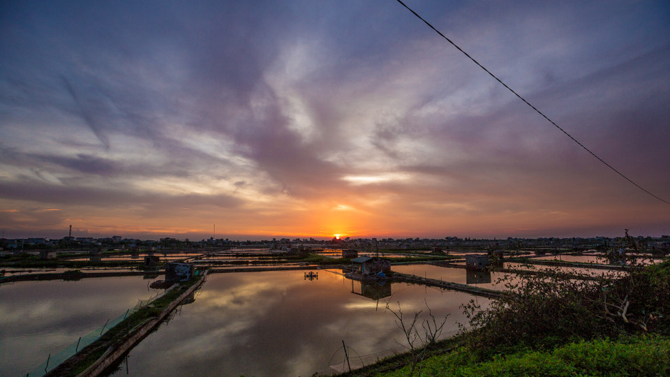 Hình ảnh hoàng hôn kỳ vĩ ở Đồng Châu lúc xế chiều. (Ảnh: Minh Sơn/Vietnam+)