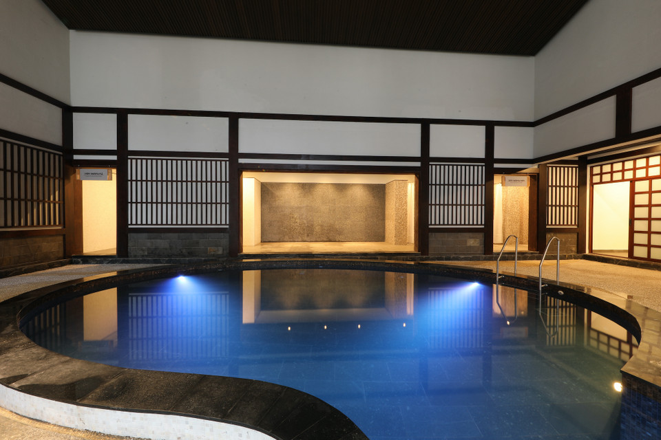 Suối khoáng nóng Quang Hanh là một trong những nguồn khoáng có giá trị cao. Nguồn nước khoáng này rất giàu khoáng chất có lợi cho sức khỏe, với hàm lượng Ion Na+ và Cl- chiếm tới hơn 20g/l; có chứa axit metasilic, axit boric và đặc biệt tỷ lệ Brom lớn tới 40mg/l.