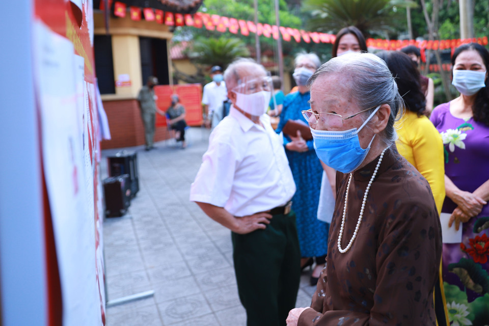 Cụ Thuận đã đi bỏ phiếu bầu cử rất nhiều năm nhưng ấn tượng nhất là vào năm 1975, khi vừa thống nhất đất nước. (Ảnh: Hoài Nam/Vietnam+)