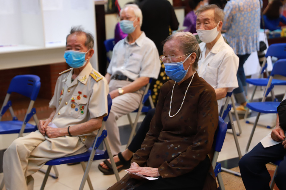 Trong hội trường có rất nhiều các cử tri lớn tuổi đã đến từ sớm, giờ phút được thực hiện quyền côn dân, gửi tín nhiệm cho cử tri trong nhiệm kỳ mới, mặc dù đã bỏ phiếu nhiều lần nhưng các cử tri lớn tuổi vẫn rất háo hức mong chờ. (Ảnh: Hoài Nam/Vietnam+)