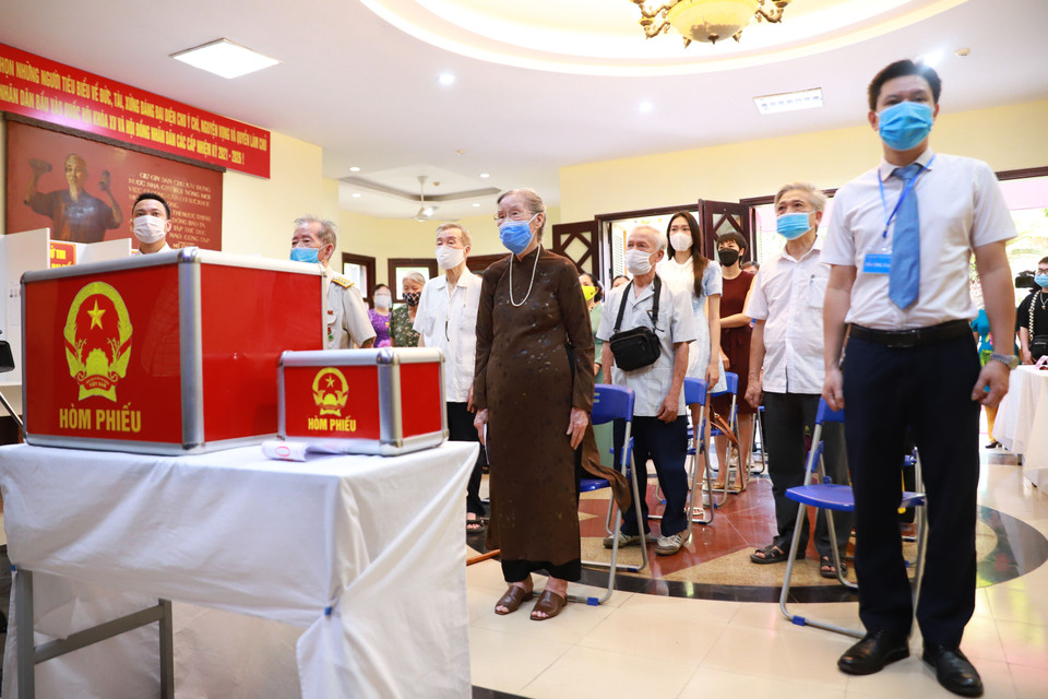 Chị Trần Thị Minh Sơn - Tổ trưởng tổ bầu cử số 2 cho biết buổi bầu cử tại điểm bỏ phiếu số 2 phường Điện Biên quận Ba Đình hôm nay có khoảng 1.000 cử tri nhưng vì phòng dịch nên điểm này đã tuyên truyền cho người dân sắp xếp thời gian bỏ phiếu giãn cách từ 7 giờ đến 19 giờ. (Ảnh: Hoài Nam/Vietnam+)