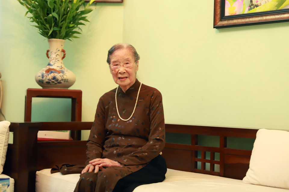 Sáng 23/5, bà Đoàn Thị Thuận, 96 tuổi (Trần Phú, Phường Điện Biên, Quận Ba Đình, Hà Nội) mặc lên người tà áo dài và cùng con cháu mình sẵn sàng cho ngày bầu cử trọng đại của đất nước. (Ảnh: Hoài Nam/Vietnam+)