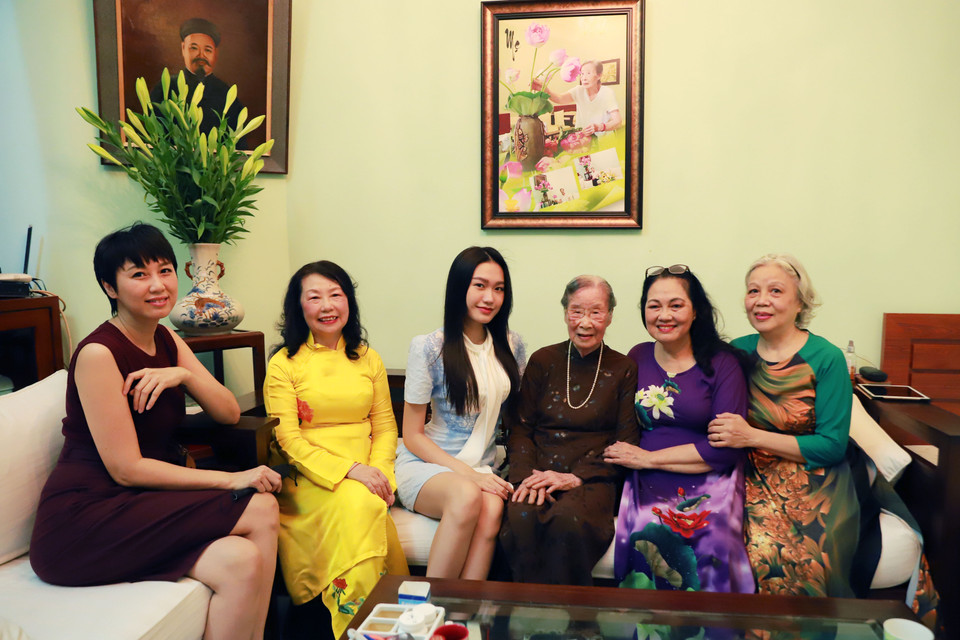 Hôm nay, đại gia đình 4 thế hệ của bà Thuận đã tập trung đông đủ từ sớm để ra điểm bỏ phiếu của phường. (Ảnh: Hoài Nam/Vietnam+)