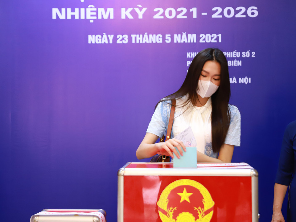 Doãn Hải My tự tay bỏ tấm phiếu đầu tiên trong cuộc đời mình. (Ảnh: Hoài Nam/Vietnam+)