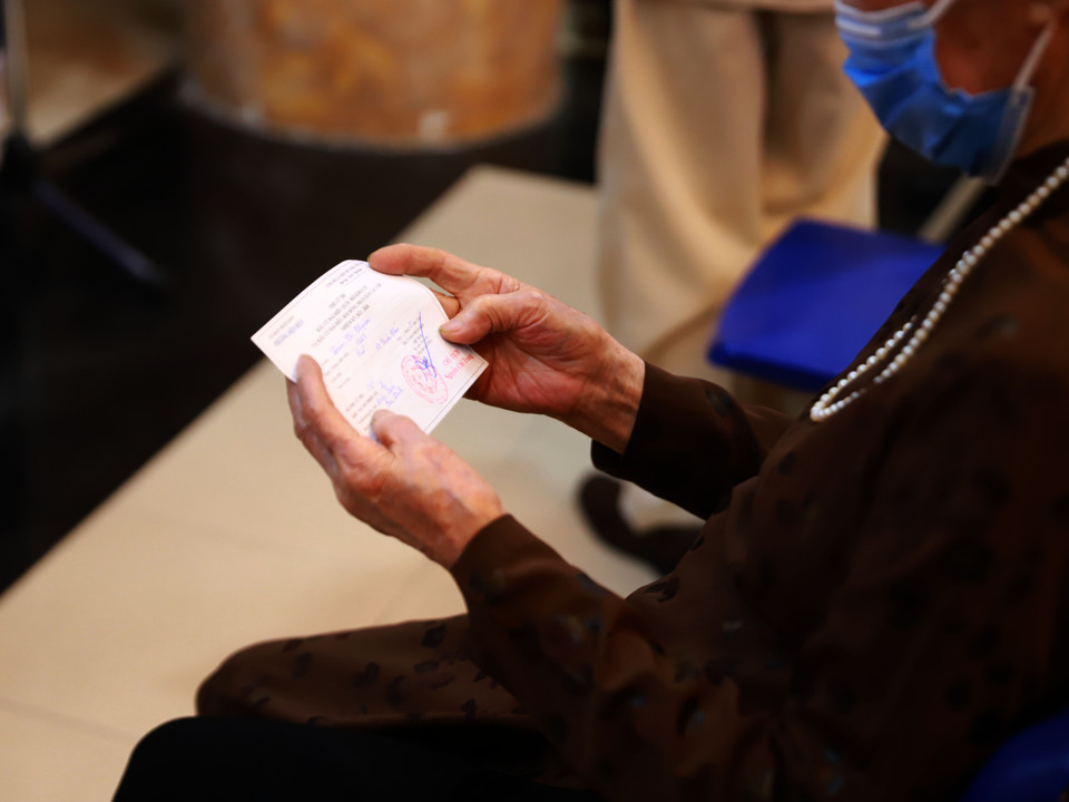 'Tôi hy vọng sẽ còn được thực hiện quyền công dân trong những đợt bầu cử tới. Tôi gửi gắm rất nhiều kỳ vọng vào những cử tri trong lần bỏ phiếu nhiệm kỳ này và mong những người trúng cử sẽ luôn quan tâm đến người dân,' cụ Thuận chia sẻ. (Ảnh: Hoài Nam/Vietnam+)