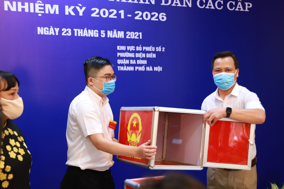 Tổ bầu cử kiểm tra công khai hòm phiếu trước khi thực hiện bỏ phiếu. (Ảnh: Hoài Nam/Vietnam+)