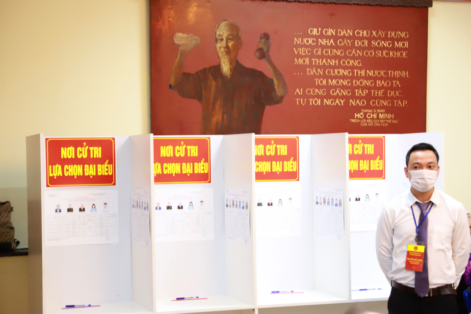 Khu vực bỏ phiếu được lắp vách ngăn để đảm bảo bí mật và an toàn cho các cử tri. (Ảnh: Hoài Nam/Vietnam+)