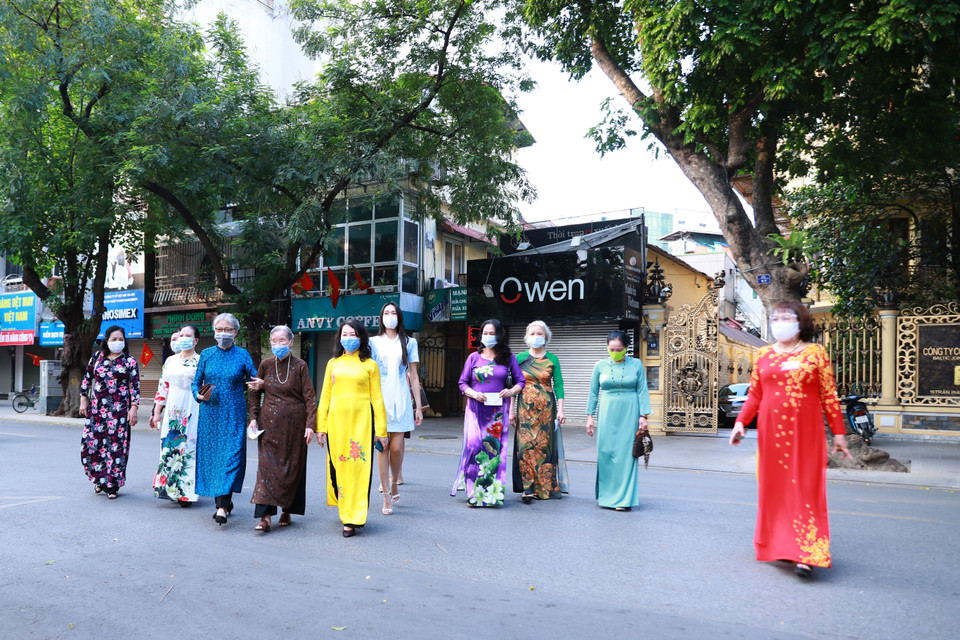 Cả đại gia đình nô nức trong ngày hội toàn dân, đến điểm bỏ phiếu. (Ảnh: Hoài Nam/Vietnam+)