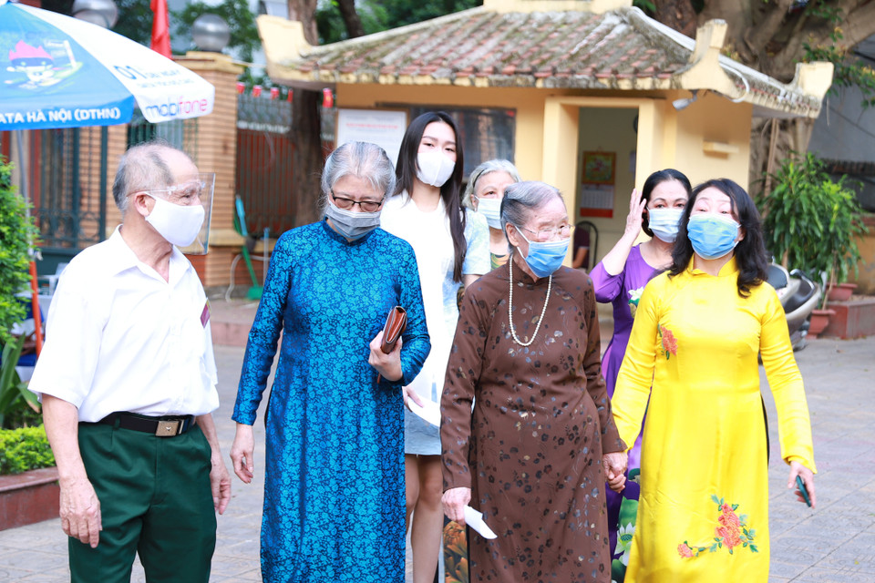 Cả gia đình đều diện trên mình tà áo dài bởi vì với mỗi thành viên, đây là sự kiện trọng đại, ngày hội lớn của đất nước. (Ảnh: Hoài Nam/Vietnam+)