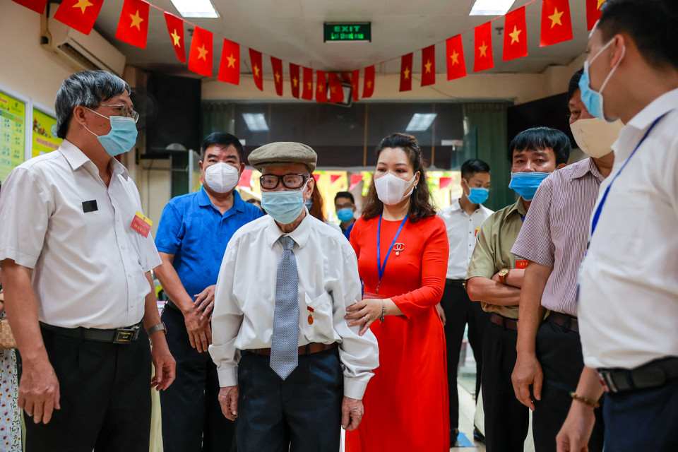 Ông Ca cũng là một trong những cử tri đầu tiên bỏ phiếu ở Hà Nội. (Ảnh: Minh Sơn/Vietnam+)