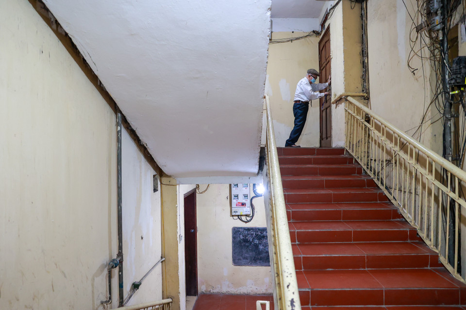 Trong sáng nay, ông Ca là cử tri lớn tuổi nhất tại phường Lý Thái Tổ bỏ lá phiếu đầu tiên trong ngày bầu cử đại biểu Quốc hội khóa XV và đại biểu Hội đồng Nhân dân các cấp nhiệm kỳ 2021-2026. (Ảnh: Minh Sơn/Vietnam+)