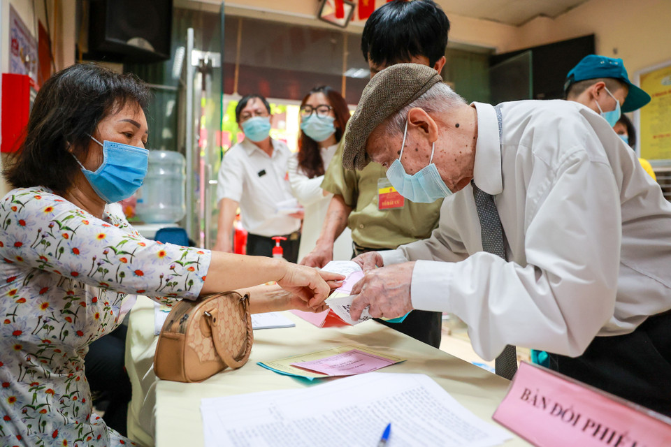 Trong các kỳ bầu cử, ông Ca luôn là cử tri đi đầu, gương mẫu của phường. (Ảnh: Minh Sơn/Vietnam+)