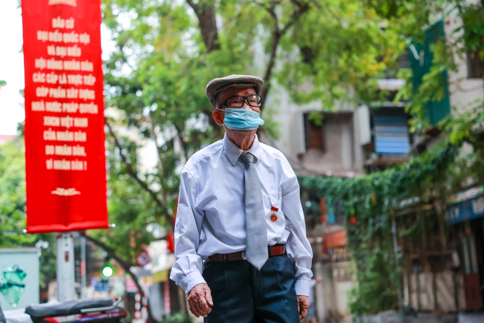 Tuy nhiên, ông Ca cho biết mình sẽ tự đi đến điểm bỏ phiếu mà không cần sự giúp đỡ của con cháu hay của tổ bầu cử vì đây là sự kiện trọng đại của đất nước. (Ảnh: Minh Sơn/Vietnam+)