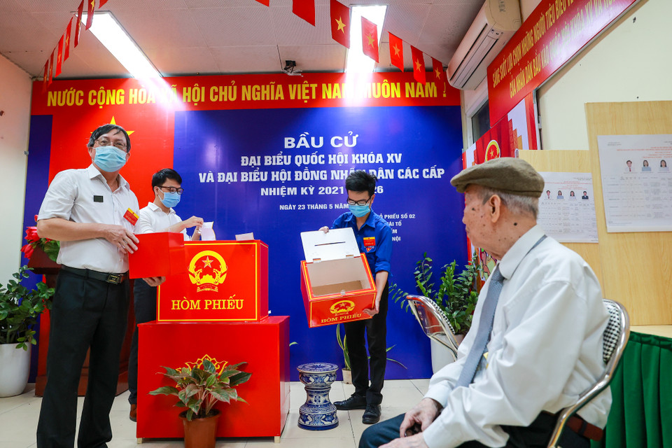 Trong ngày bầu cử, trước khi tiến hành việc bỏ phiếu, Tổ bầu cử phải kiểm tra hòm phiếu trước sự chứng kiến của cử tri để bảo đảm tính công khai, khách quan và thực hiện nguyên tắc nhân dân kiểm tra. Đây cũng là hình thức để cử tri trực tiếp giám sát cuộc bầu cử. (Ảnh: Minh Sơn/Vietnam+)