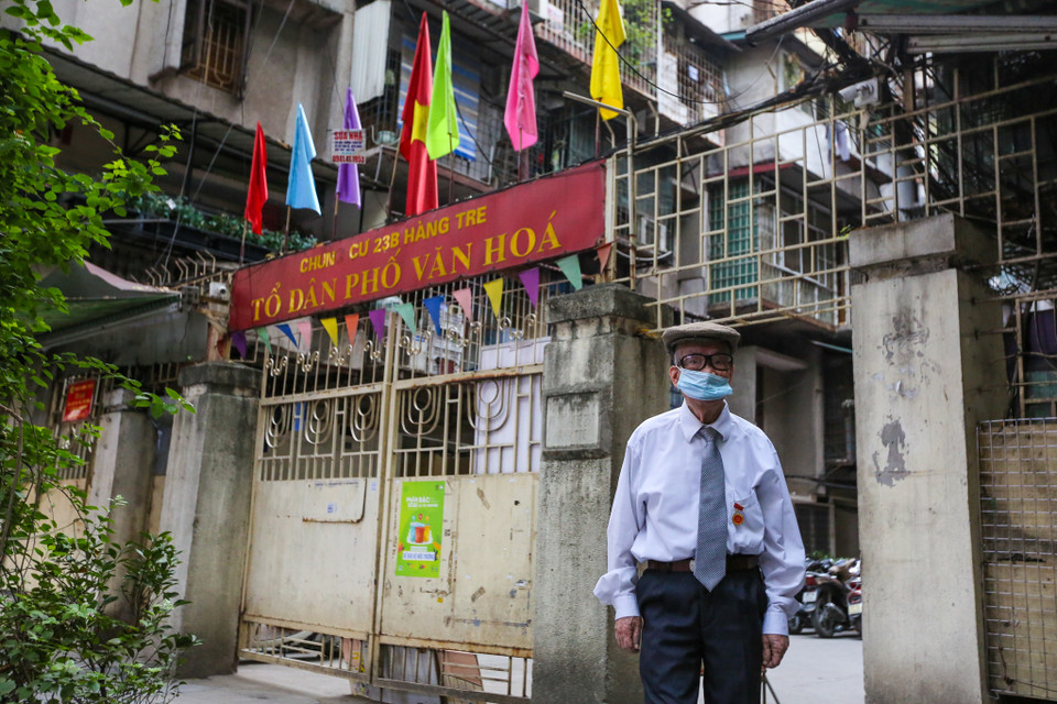 Từ căn phòng nhỏ trên gác ba tập thể 23B Hàng Tre, ông vừa đi vừa dừng nghỉ đến 3 lần mới ra đến điểm bầu cử số 2 tại trường mẫu giáo Chim non (42 Hàng Tre). (Ảnh: Minh Sơn/Vietnam+) 