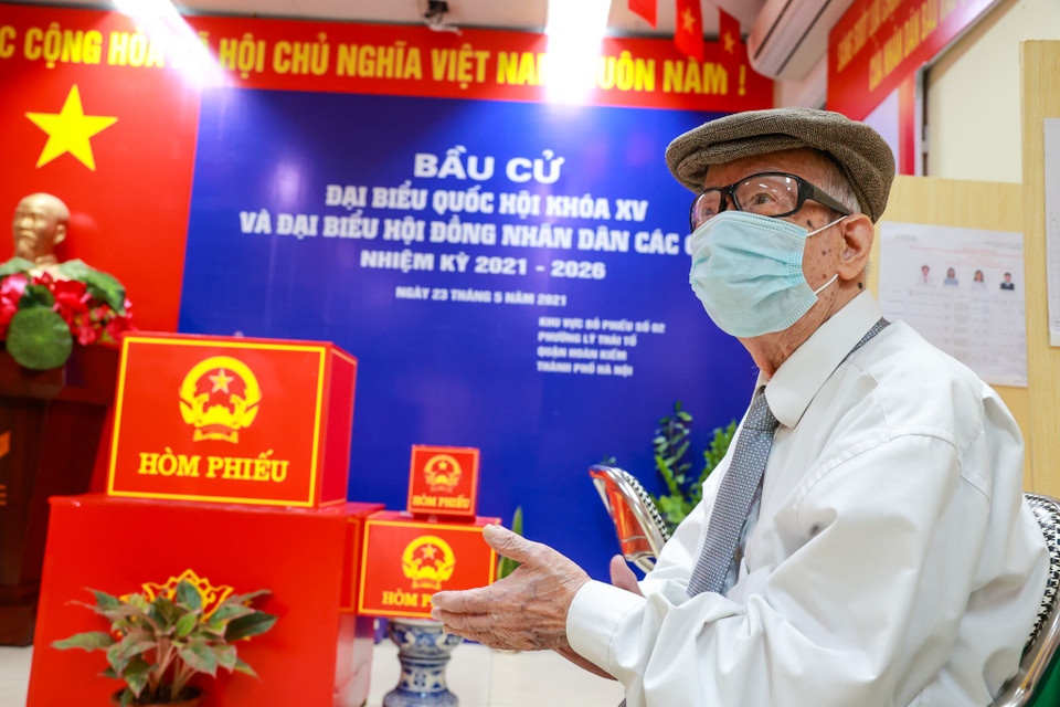 Dù đã ở độ tuổi xưa nay hiếm nhưng ông Phạm Văn Ca chưa một lần bỏ lỡ ngày hội bầu cử toàn quốc từ năm 1946 đến nay. (Ảnh: Minh Sơn/Vietnam+)