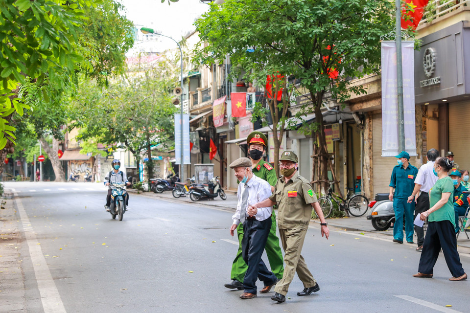 'Tôi tin tưởng rằng các bạn thanh niên bây giờ có sức bật lớn, có tình yêu và tâm huyết lớn với đất nước. Hãy tham gia xây dựng Tổ quốc, đưa đất nước tiến lên mạnh giàu, đúng với nghị quyết Đại hội XIII của Đảng,' ông nói. (Ảnh: Minh Sơn/Vietnam+)