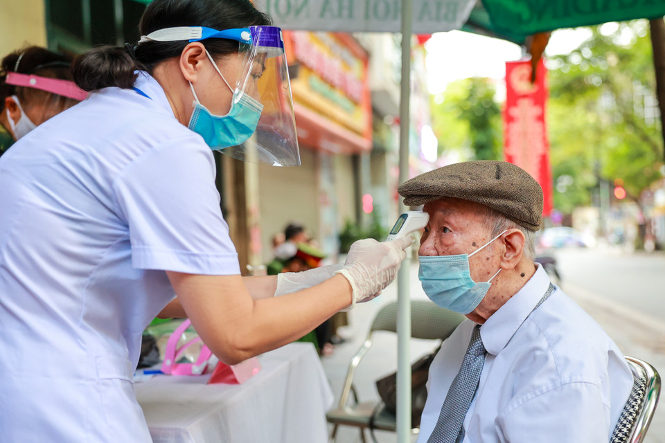 Năm nay do tình hình dịch COVID-19 diễn biến phức tạp nên các tổ bầu cử đã thực hiện đúng quy định của Bộ Y tế đảm bảo các cử tri được bỏ phiếu an toàn. (Ảnh: Minh Sơn/Vietnam+)