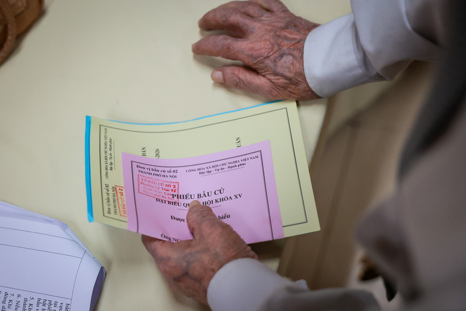 Dù đã rất nhiều lần đi bầu cử nhưng với ông Ca, lần bỏ phiếu nào cũng hết sức thiêng liêng như lần đầu tiên vậy. (Ảnh: Minh Sơn/Vietnam+)