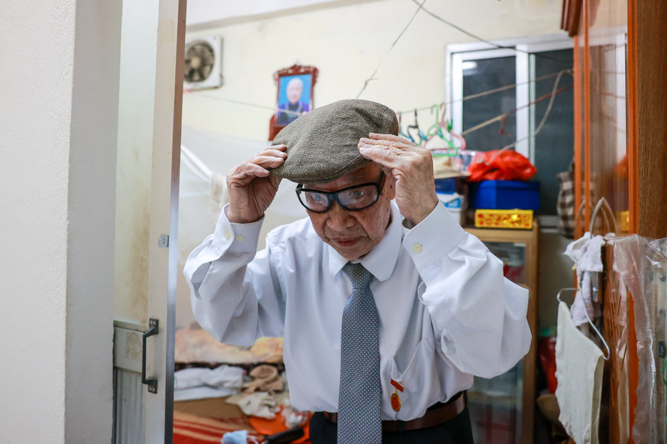 Từ 6 giờ sáng, cụ ông Phạm Văn Ca (phố Hàng Tre, phường Lý Thái Tổ, Hoàn Kiếm, Hà Nội) đã dậy để chuẩn bị đi bỏ phiếu. (Ảnh: Minh Sơn/Vietnam+)