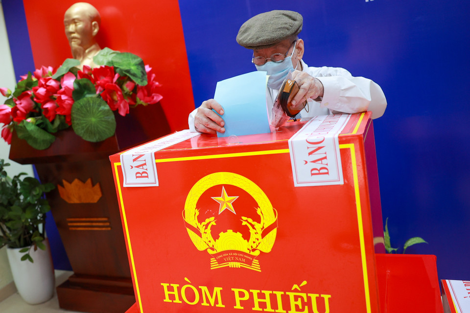 'Tôi bảo các con dù bận mấy cũng phải nghiên cứu thật kỹ chương trình hành động, cân nhắc để chọn ra người tài đức, đó là trách nhiệm và quyền lợi của mỗi công dân,' ông nói. (Ảnh: Minh Sơn/Vietnam+)