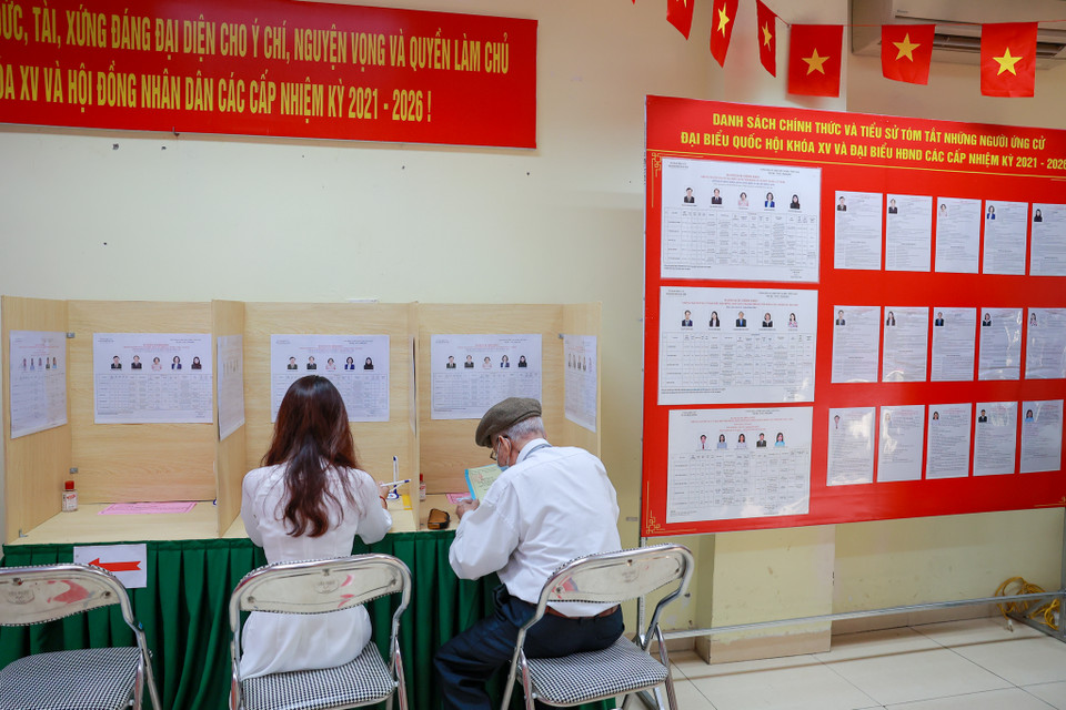 Gia đình ông Ca hiện nay có 3 thế hệ cùng đi bầu cử, đó là một niềm tự hào. Ông luôn nhắc các con phải ý thức được trách nhiệm của mình với đất nước. (Ảnh: Minh Sơn/Vietnam+)