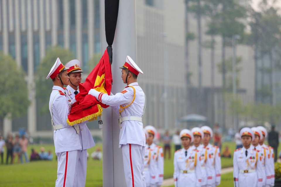 Cờ rủ tại quảng trường Ba Đình (Hà Nội) được kéo lên cũng là thời điểm cả nước bắt đầu hai ngày Quốc tang nguyên Tổng Bí thư Đỗ Mười. (Ảnh: Minh Sơn/Vietnam+)
