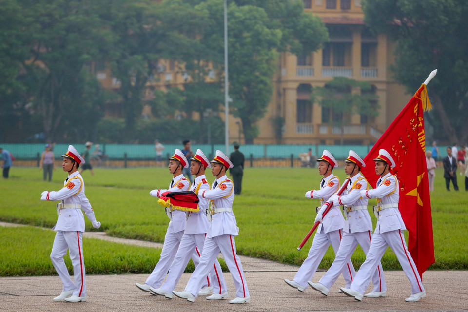 Trong hai ngày quốc tang, các cơ quan, công sở, nơi công cộng treo cờ rủ và ngừng tất các cả hoạt động vui chơi, giải trí. (Ảnh: Minh Sơn/Vietnam+)