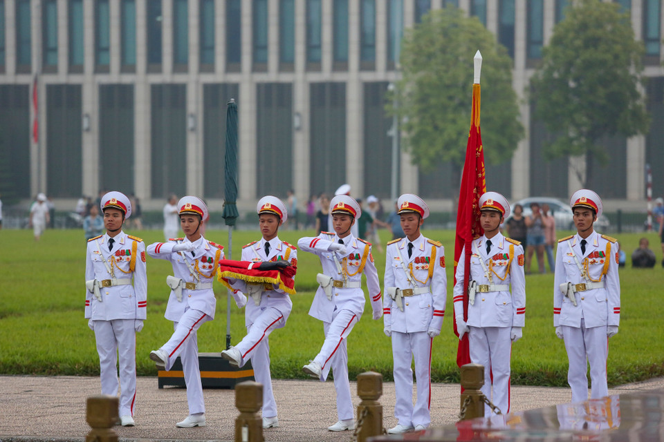 Buổi lễ diễn ra nghiêm trang, xúc động với sự có mặt của rất đông người dân tham gia trước quảng trường Ba Đình. (Ảnh: Minh Sơn/Vietnam+)