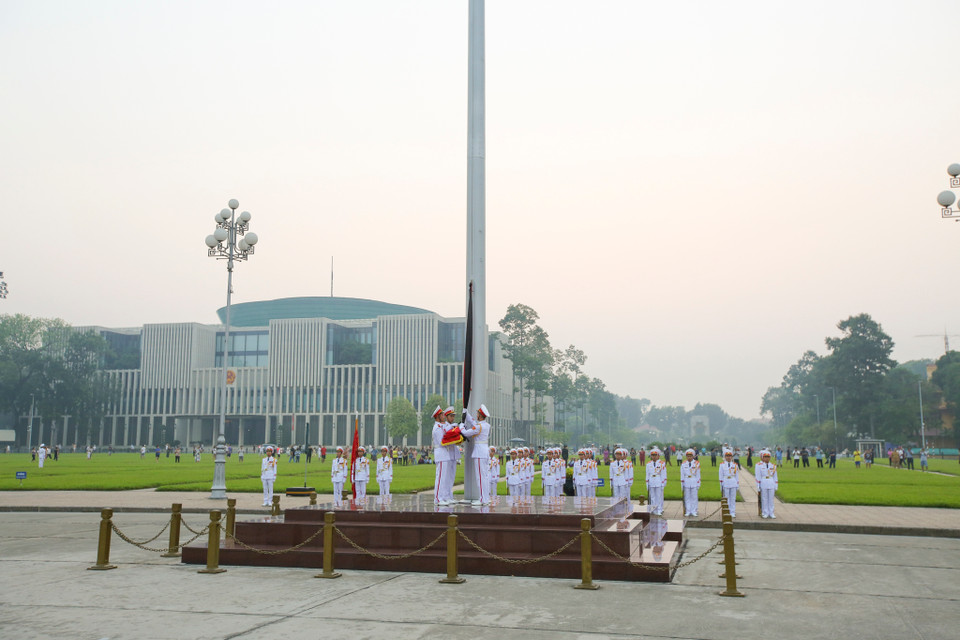 Các sĩ quan thuộc Bộ Tư lệnh Bảo vệ Lăng Chủ tịch Hồ Chí Minh mang theo dải băng tang để buộc vào lá cờ Tổ quốc. (Ảnh: Minh Sơn/Vietnam+)