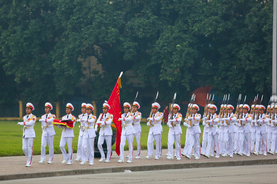 Khác với những ngày thường, trong ngày 6/10 sẽ không có nghi lễ hạ cờ vào buổi tối, lá quốc kỳ có dải băng tang sẽ được treo trong suốt 2 ngày 6/10 và 7/10, để tưởng nhớ nguyên Tổng Bí thư Đỗ Mười. (Ảnh: Minh Sơn/Vietnam+)