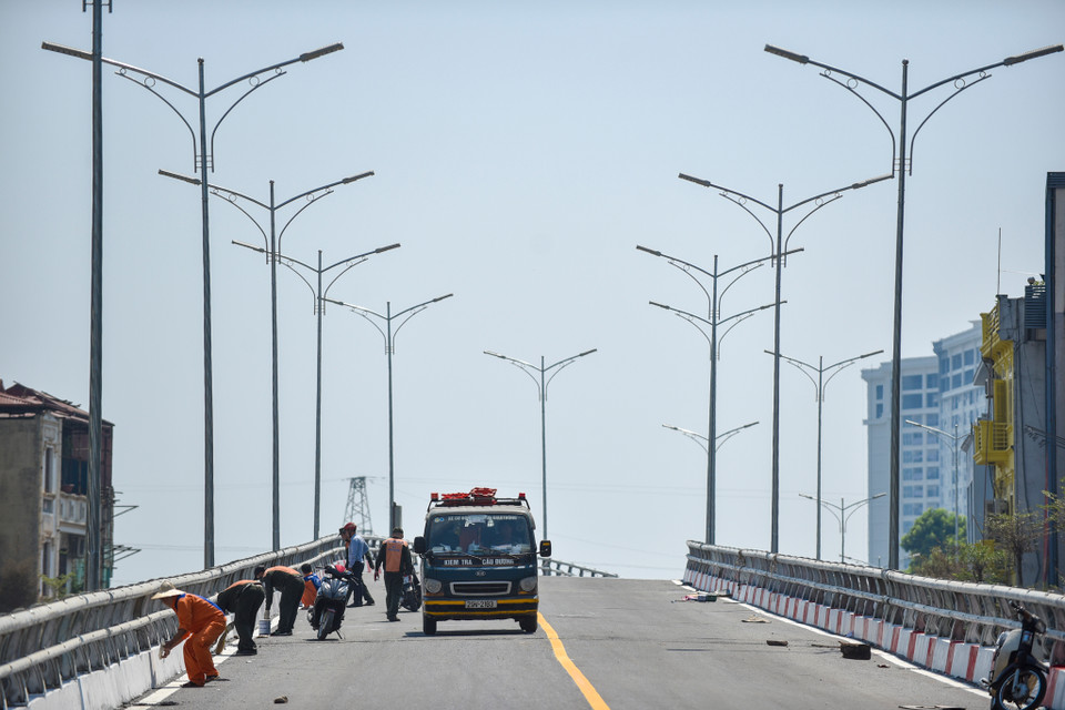 Dự án xây dựng cầu vượt tại nút giao An Dương – đường Thanh Niên và thay thế một phần đê đất bằng đê bêtông cốt thép trên địa bàn quận Ba Đình và quận Tây Hồ do Ban Quản lý dự án đầu tư xây dựng công trình giao thông Hà Nội làm chủ đầu tư. (Ảnh: Minh Sơn/Vietnam+)