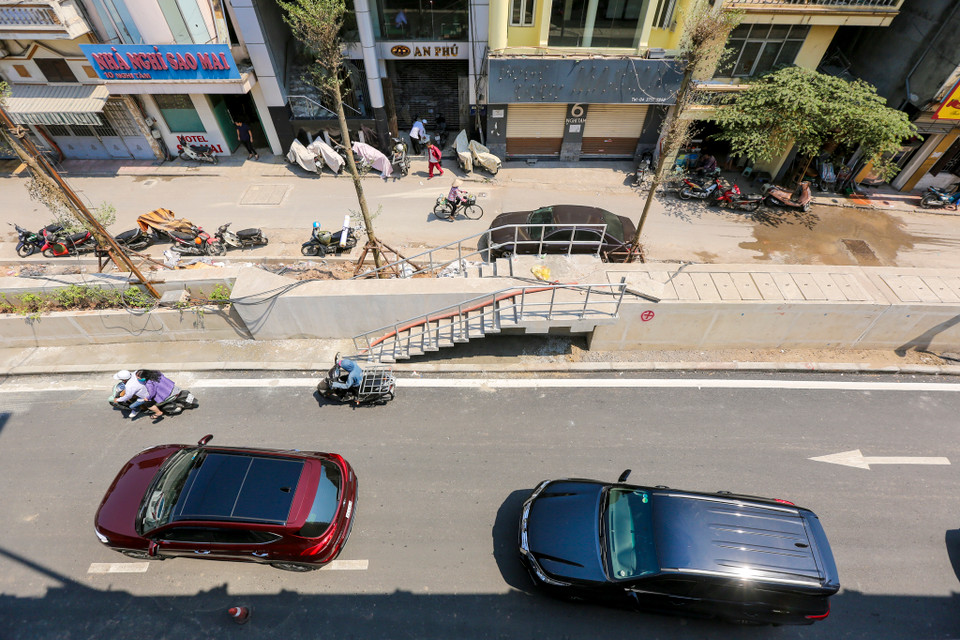 Cây cầu nằm trong dự án giảm ùn tắc giao thông cho Hà Nội gồm cầu vượt trên, xén và hạ cốt 100m đê để mở rộng đường, phần đê kết cấu đất trước đây thay bằng bức tường bêtông cao 2m ở đoạn Nghi Tàm - đường Thanh Niên. (Ảnh: Minh Sơn/Vietnam+)