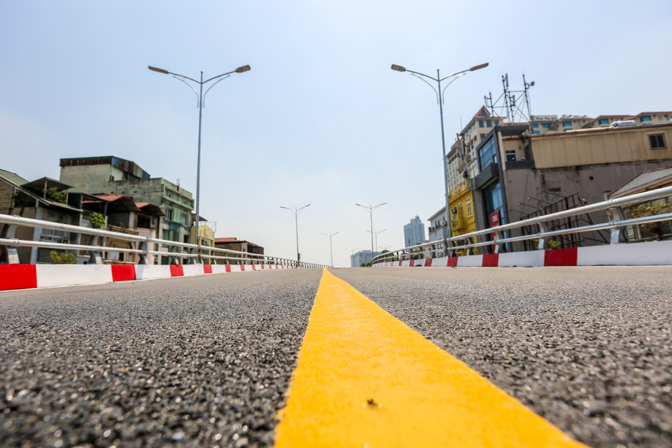 Dự kiến đến 7/10 cầu sẽ được thông xe tuy nhiên đến thời điểm hiện tại, nhiều hạng mục vẫn còn ngổn ngang. (Ảnh: Minh Sơn/Vietnam+)