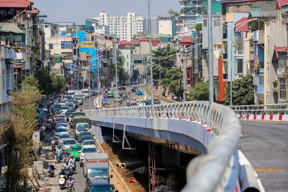 Cầu được lắp đặt, xây dựng bằng kết cấu tường chắn bêtông cốt thép dạng chữ L. (Ảnh: Minh Sơn/Vietnam+)
