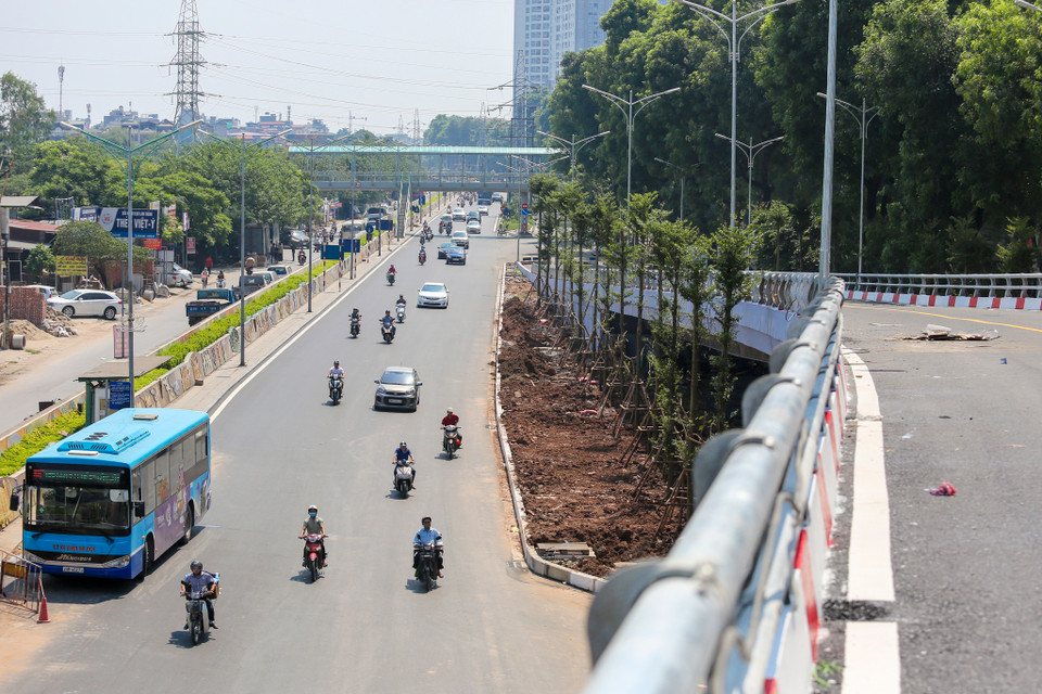 Việc khánh thành cây cầu sẽ giúp giải tỏa ùn tắc thường xuyên cho nút giao này, tạo hướng kết nối nhanh từ trung tâm Hà Nội tới sân bay Nội Bài. (Ảnh: Minh Sơn/Vietnam+)