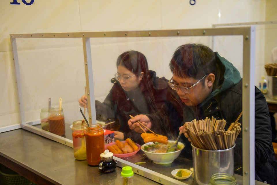 Với nhiều người dân Thủ đô, việc được thưởng thức lại bát phở sau 3 tuần cách ly là một niềm vui sướng không gì bằng. (Ảnh: PV/Vietnam+)