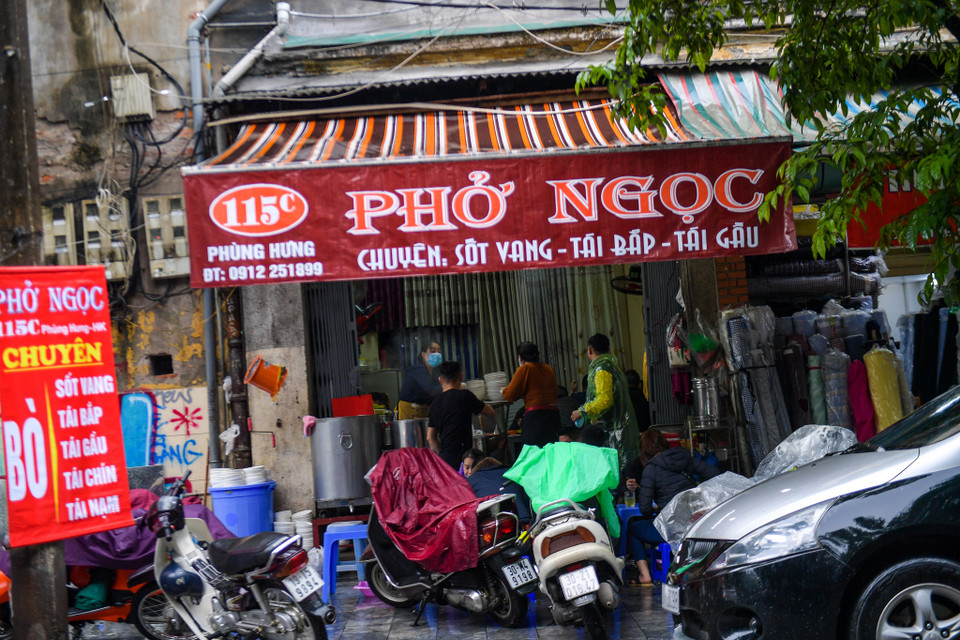 Ghi nhận tại một số cửa hàng phở nổi tiếng khác của Hà Nội không đông khách như mọi ngày. (Ảnh: PV/Vietnam+)