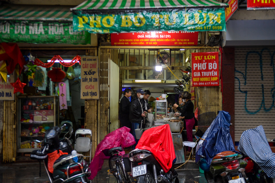 Theo chủ một hàng phở, có thể người dân vẫn còn e dè việc phải ra nơi công cộng trong thời gian dịch bệnh COVID-19 vẫn chưa chấm dứt hẳn. (Ảnh: PV/Vietnam+)
