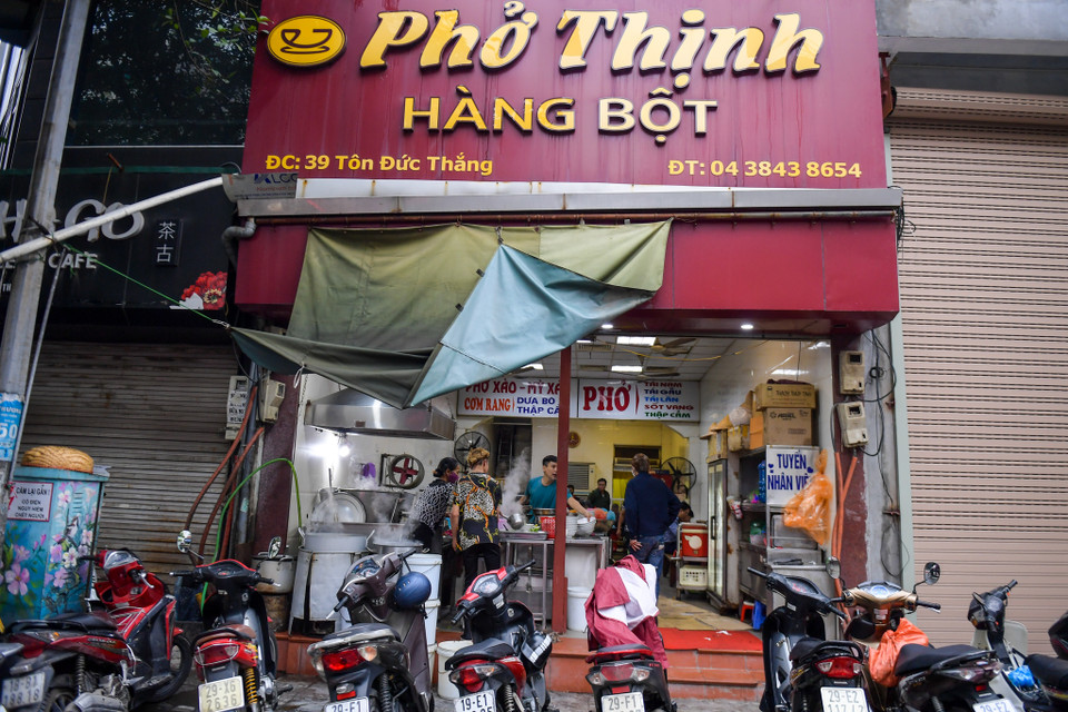 Sáng nay, nhiều người dân ở Hà Nội háo hức tìm các quán phở để thưởng thức món ăn này sau 3 tuần cách ly xã hội. (Ảnh: PV/Vietnam+)