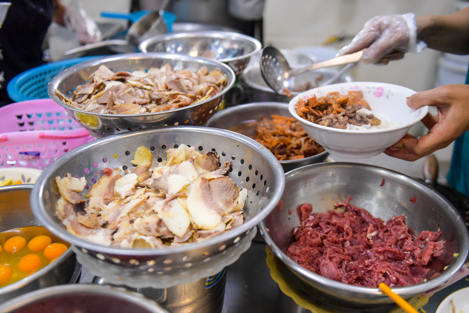 Tuy việc cách ly xã hội tại Hà Nội kết thúc từ ngày 23/4 nhưng phải đến 24/4, các hàng phở mới bắt đầu mở cửa đón khách. (Ảnh: PV/Vietnam+)