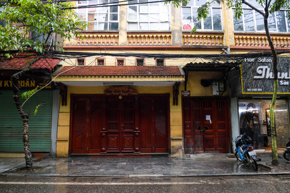 Cửa hàng phở gia truyền trên phố Bát Đàn trong tình trạng cửa đóng then cài. (Ảnh: PV/Vietnam+)
