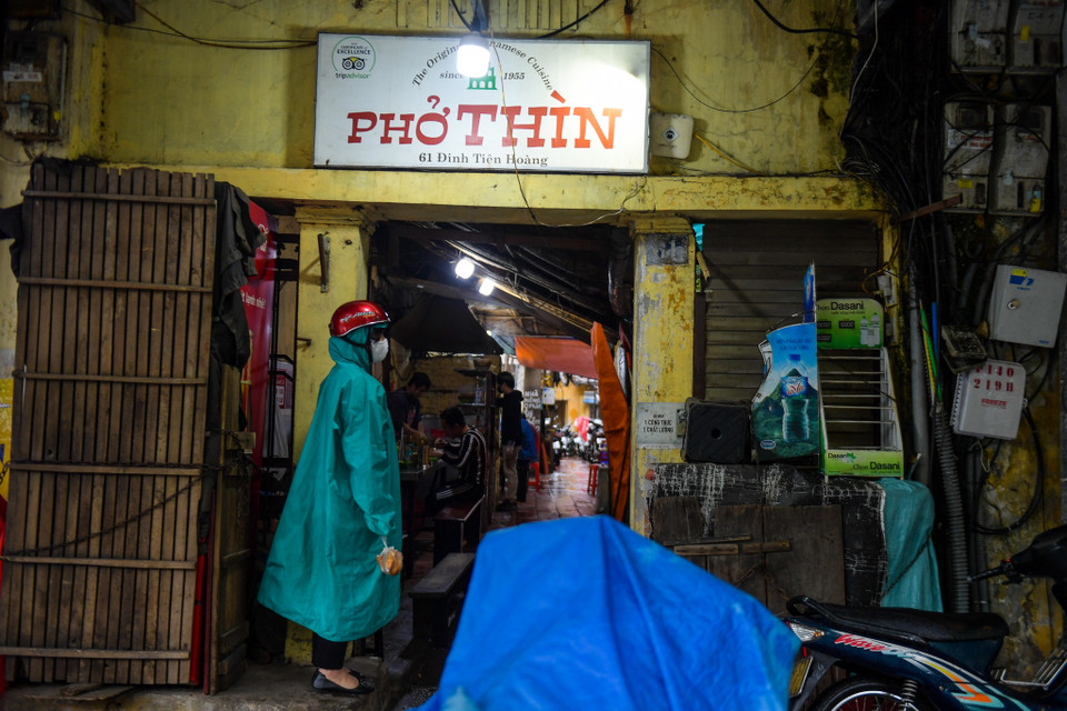 Cửa hàng phở Thìn Bờ Hồ nổi tiếng thời điểm 8 giờ sáng không xảy ra tình trạng đông đúc người ăn. (Ảnh: PV/Vietnam+)