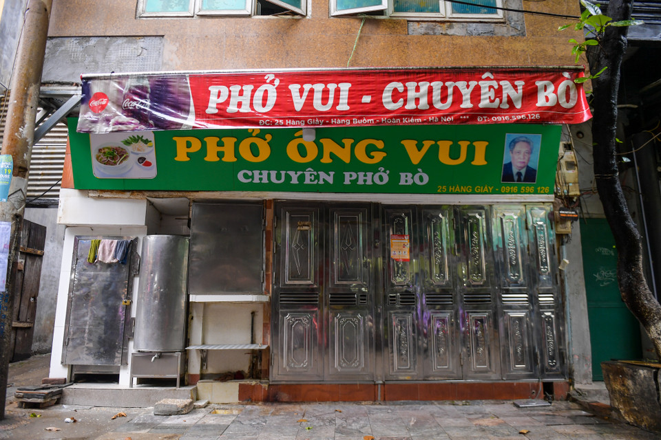 Đây cũng là ngày thứ hai đánh dấu việc được nới lỏng cách ly xã hội, nhưng vẫn còn khá nhiều hàng phở trứ danh Hà thành vẫn chưa mở cửa. (Ảnh: PV/Vietnam+)