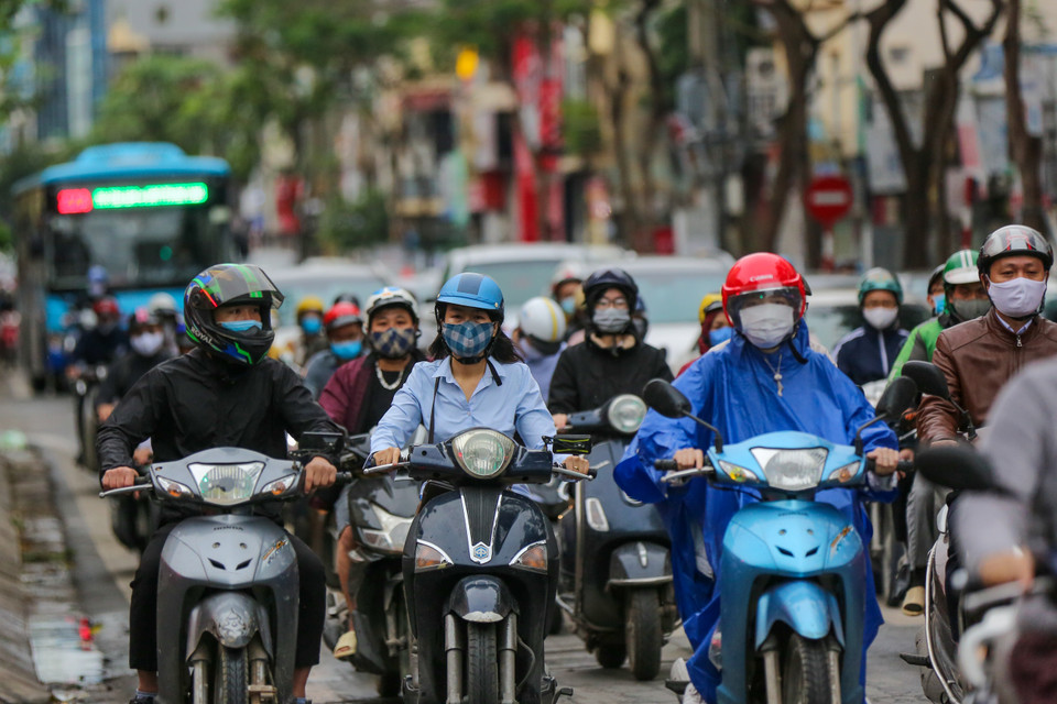 Thời điểm 7 giờ sáng trên phố Nguyễn Thái Học bắt đầu xảy ra tình trạng ùn ứ, điều hiếm khi xảy ra trong hơn một tháng qua. (Ảnh: Minh Sơn/Vietnam+)