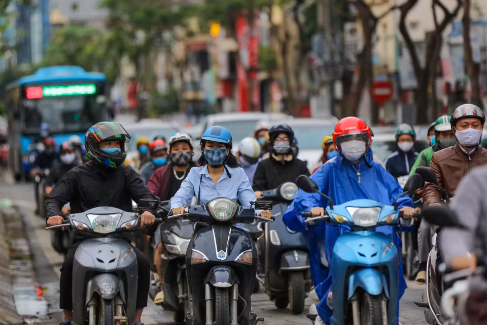 Thời điểm 7 giờ sáng trên phố Nguyễn Thái Học bắt đầu xảy ra tình trạng ùn ứ, điều hiếm khi xảy ra trong hơn một tháng qua. (Ảnh: Minh Sơn/Vietnam+)