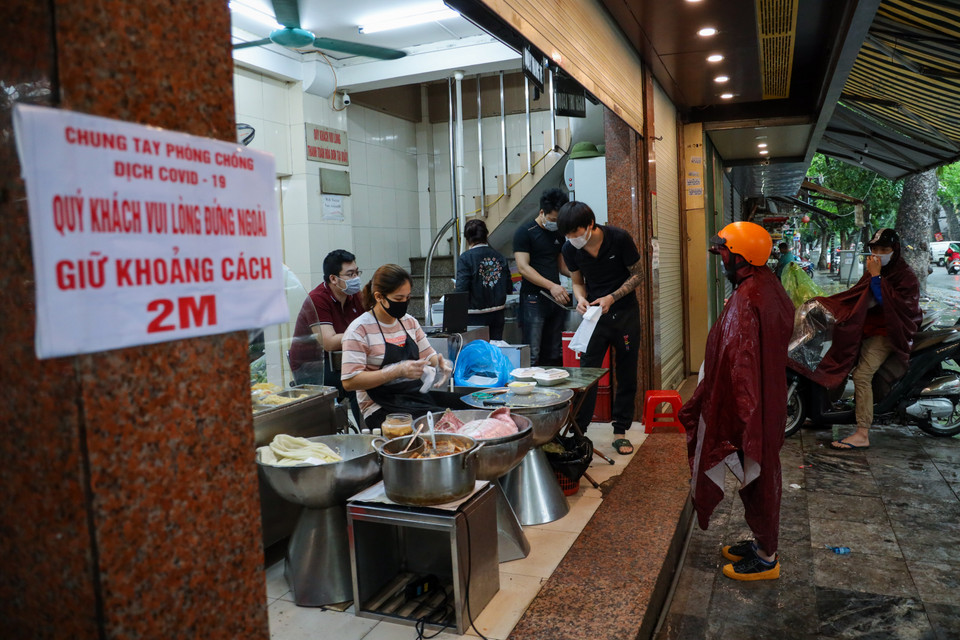 Hầu hết các cửa hàng trên phố đều thực hiện nghiêm quy định của Hà Nội về phòng chống dịch. (Ảnh: Minh Sơn/Vietnam+)